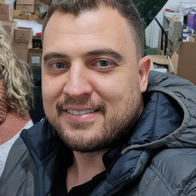 Diego, diretor da Nyata Brasil, Nyaliss, Nyata Cosméticos e Feluce, em ambiente profissional