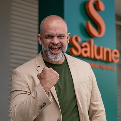 Dr. Leandro Moura, proprietário da Clínica Salune, especializada em terapias injetáveis