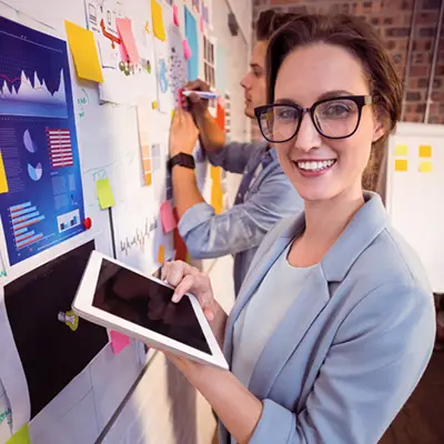 Mulher analisando dados estratégicos em ambiente de planejamento de marca e negócio