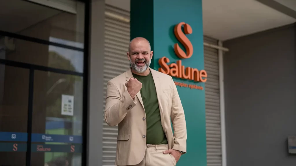 Dr. Leandro Moura, fundador da Clínica Salune, em frente à segunda unidade da clínica