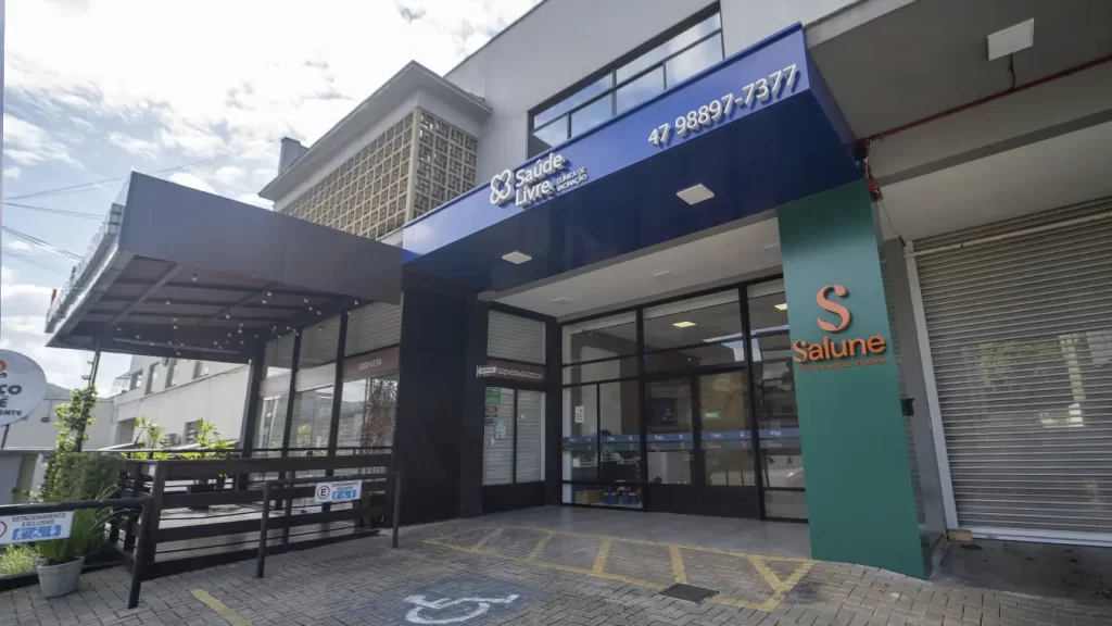 Fachada da Clínica Salune, especializada em terapias injetáveis premium.