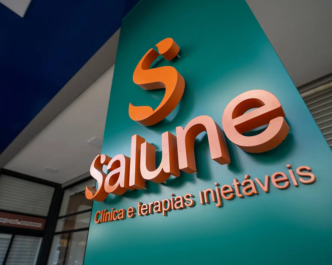 Fachada da Clínica Salune com logotipo e slogan em destaque