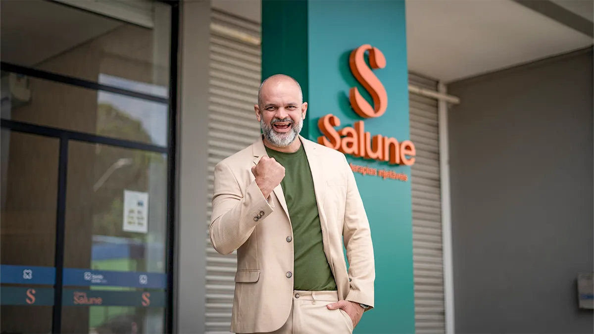 Dr. Leandro Moura comemorando os resultados da Clínica Salune