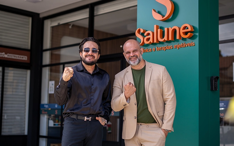 Dr. Leandro Moura (Clínica Salune) e Leonardo Castelo (300 Franchising) na formalização do modelo de franquia